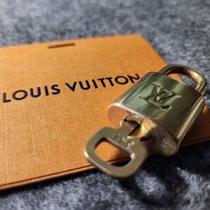 #341 Authentic Louis Vuitton lock and key set include LV envelope with card